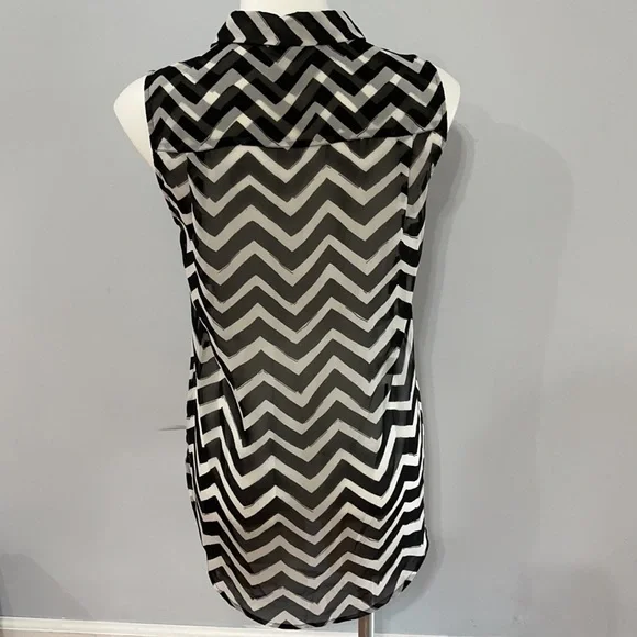 H&M Sleeveless Blouse Black White Chevron Pattern - Picture 5 of 8